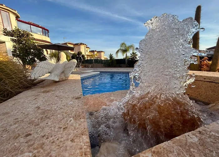 Magnífica villa con piscina La Marina-Oasis a 3km de la playa